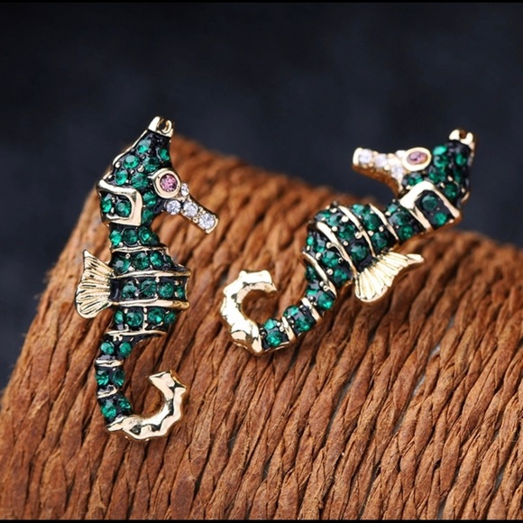 SOLD OUT! Seahorse  Earrings - Picture 3 of 4